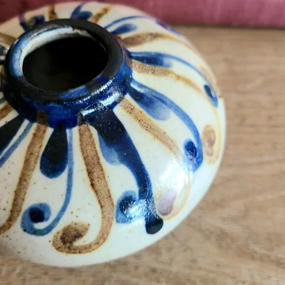 Hand painted ceramic bud vase. - Picture 3 of 4